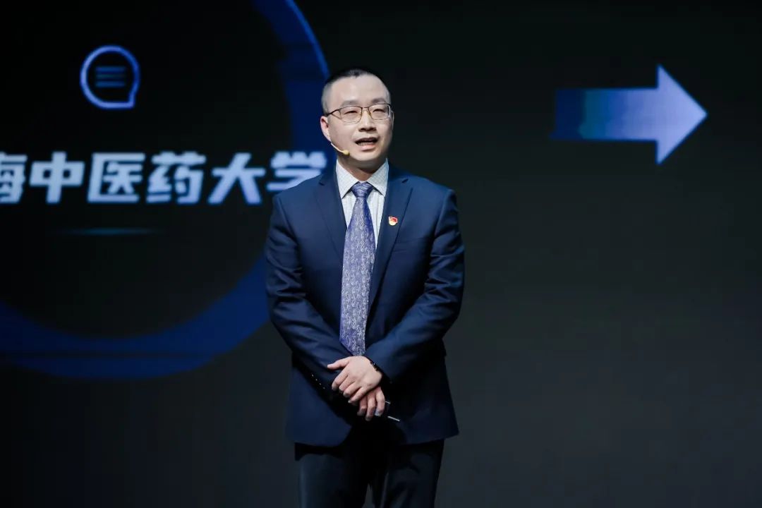 欧冠附属第七人民医院副院长胡聃荣获“2023浦东十大杰出青年”称号